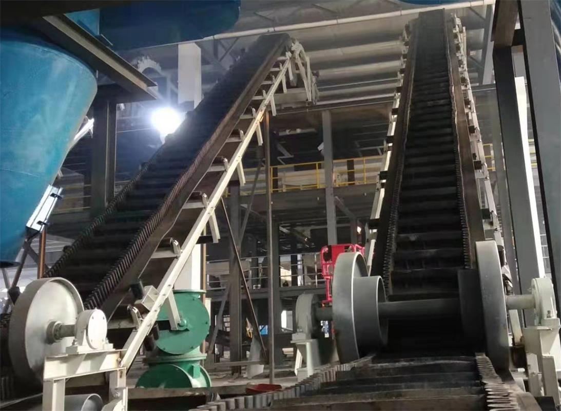 大傾角皮帶機(jī)現(xiàn)場(chǎng)_看圖王